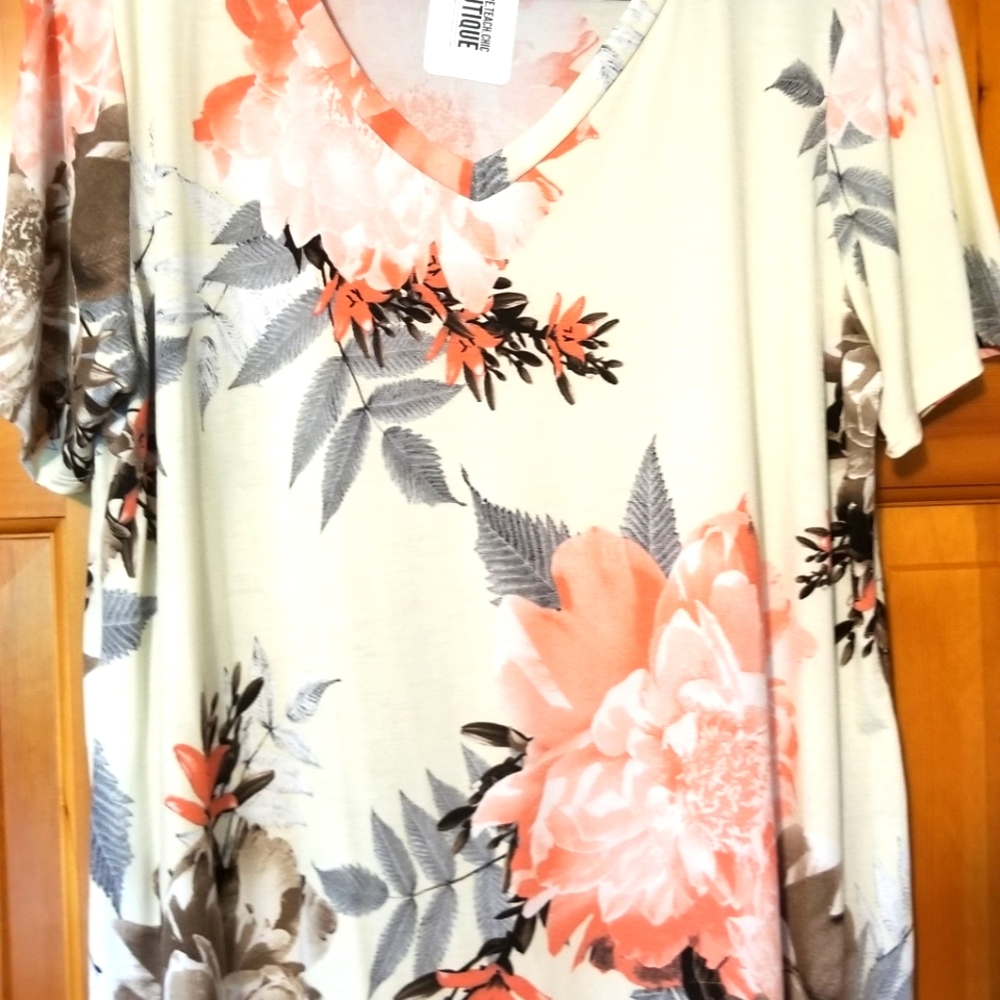 Floral v-neck tee (NWT)
